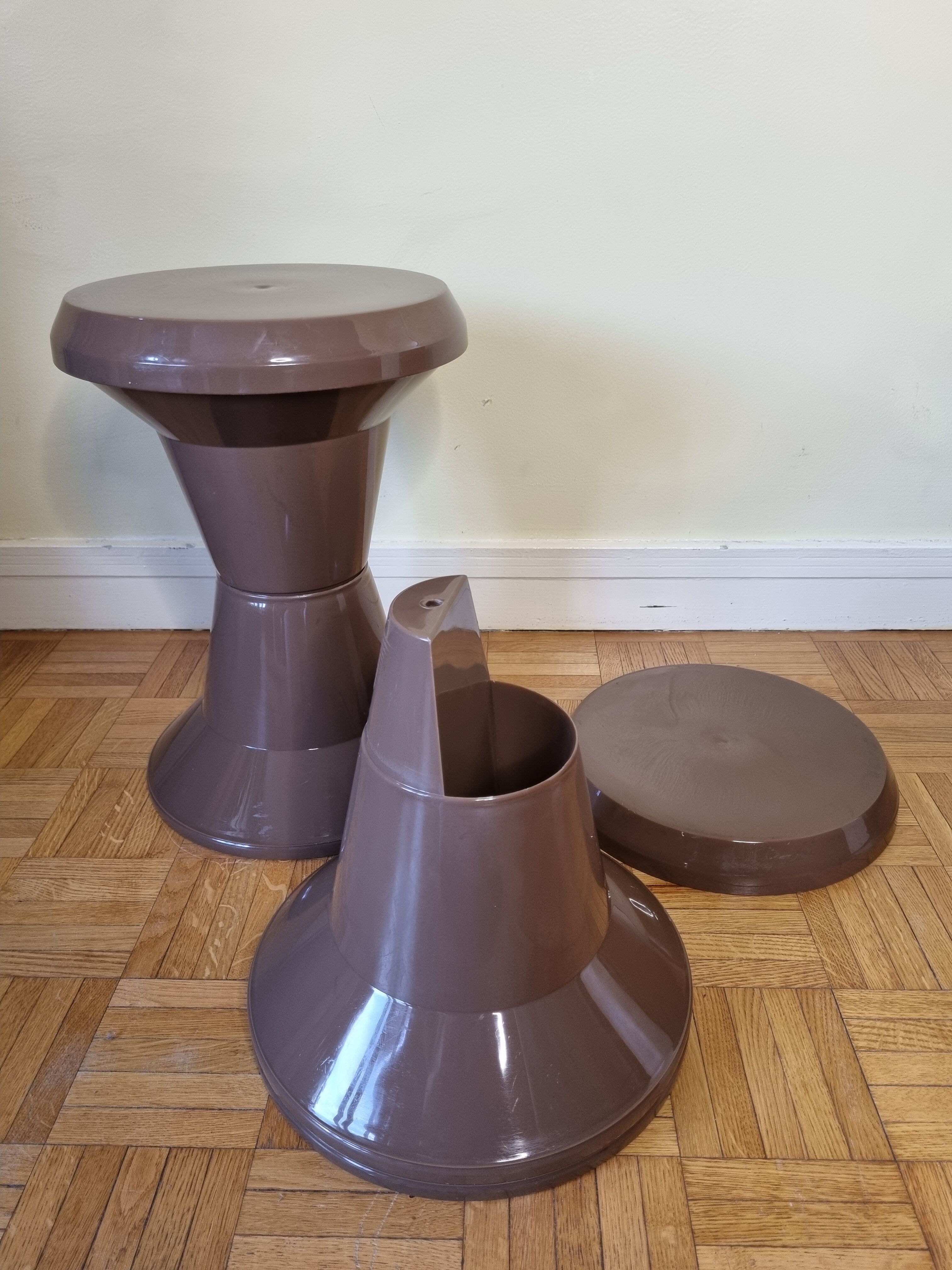 Pair of diabolo stools Giganplast, Italy, Space age