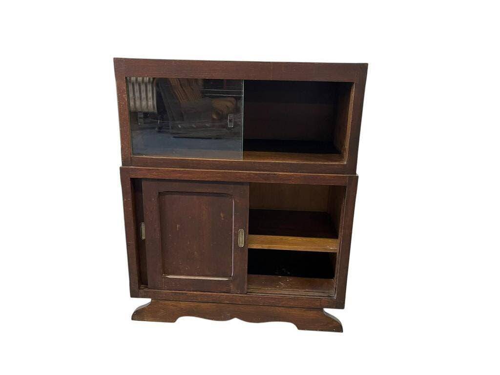 Armoire vitrine en bois vintage avec accent art déco