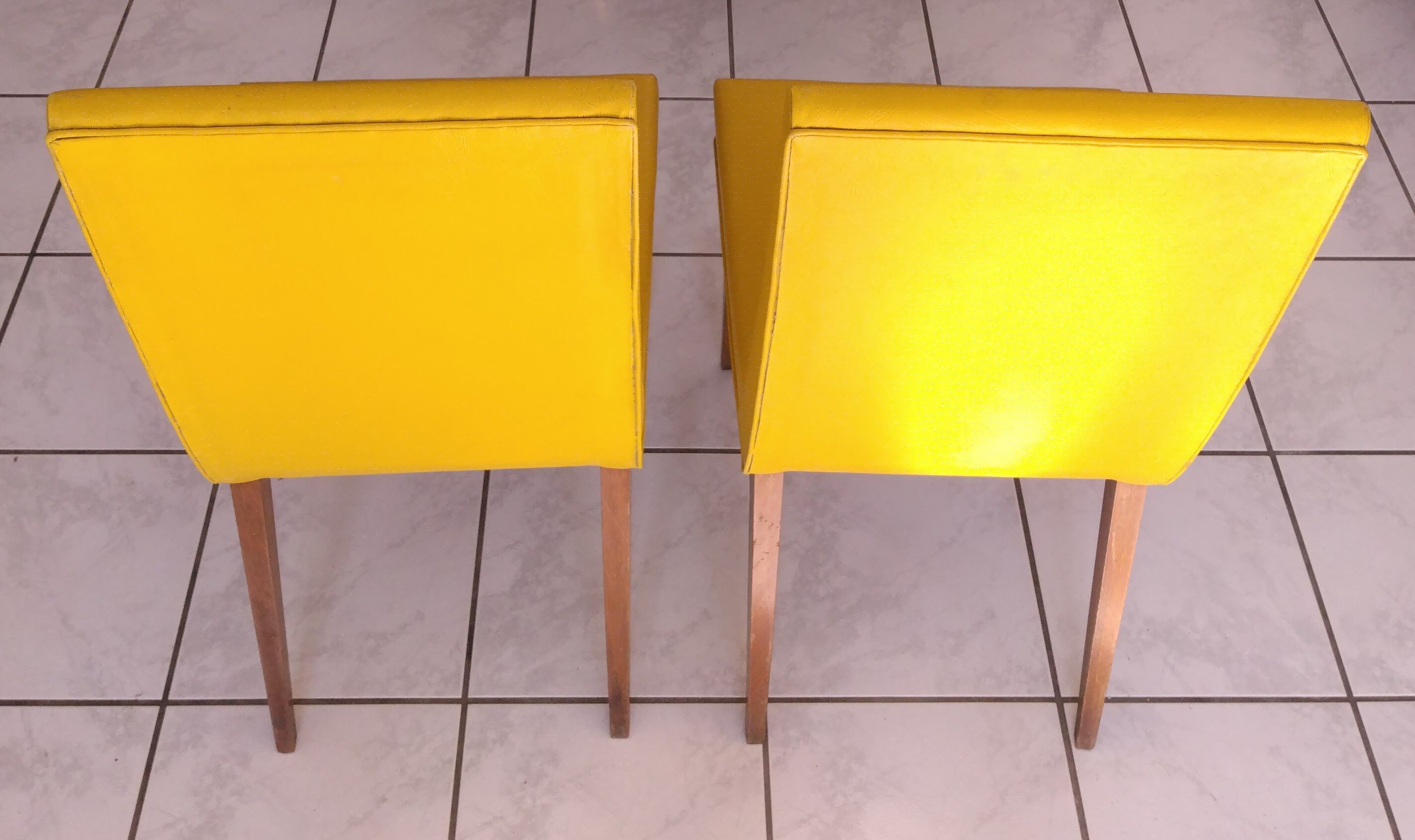 Pair of yellow chairs skaï yellow 60s