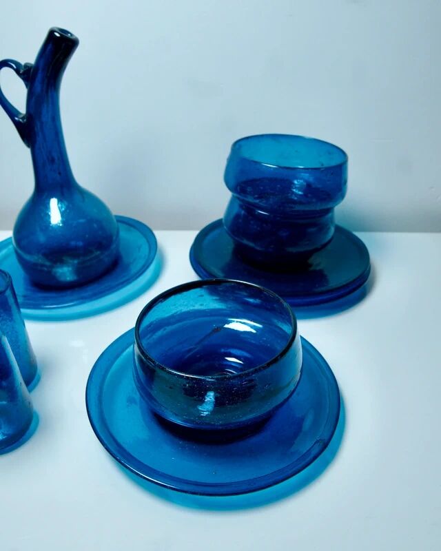 Ensemble verrerie en verre soufflé bleu cobalt – carafe + 4 verres + 3 bols + 4 soucoupes
