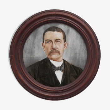 Portrait man in frame round wood