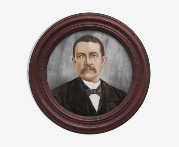 Portrait man in frame round wood
