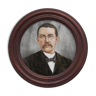 Portrait homme dans cadre bois rond