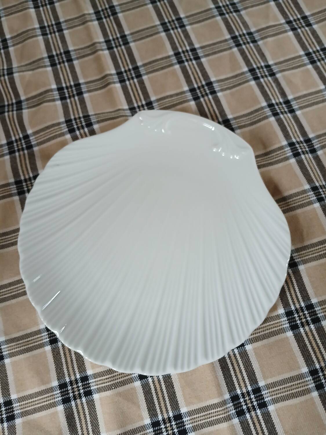 Small porcelain seashell dish