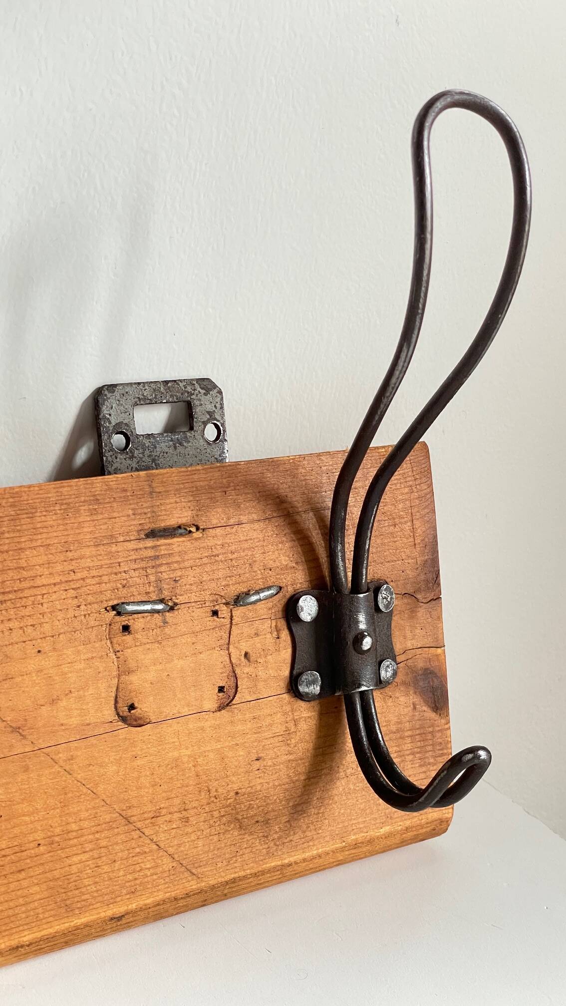 Portemanteau ecole en bois et acier vintage