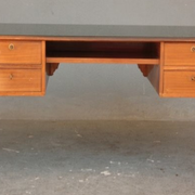 Bureau de style Louis XVI plaqué acajou