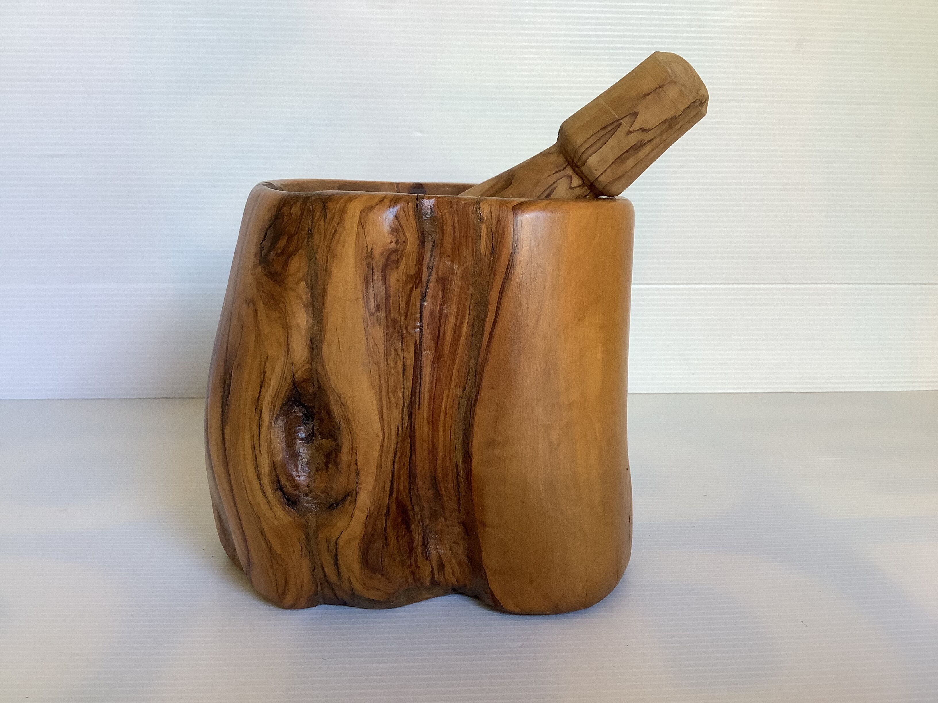 Solid wood mortar and its pestle