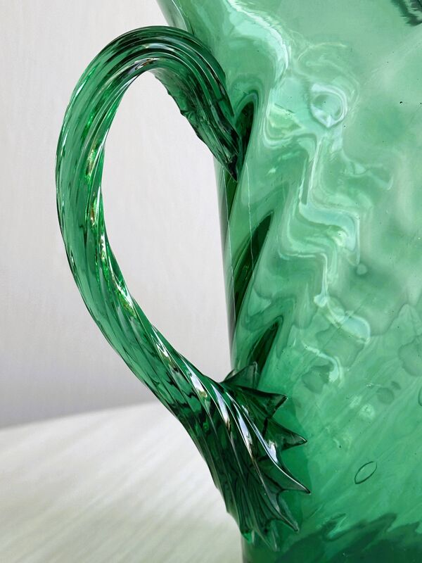 Pichet en verre soufflé vert, design torsadé unique