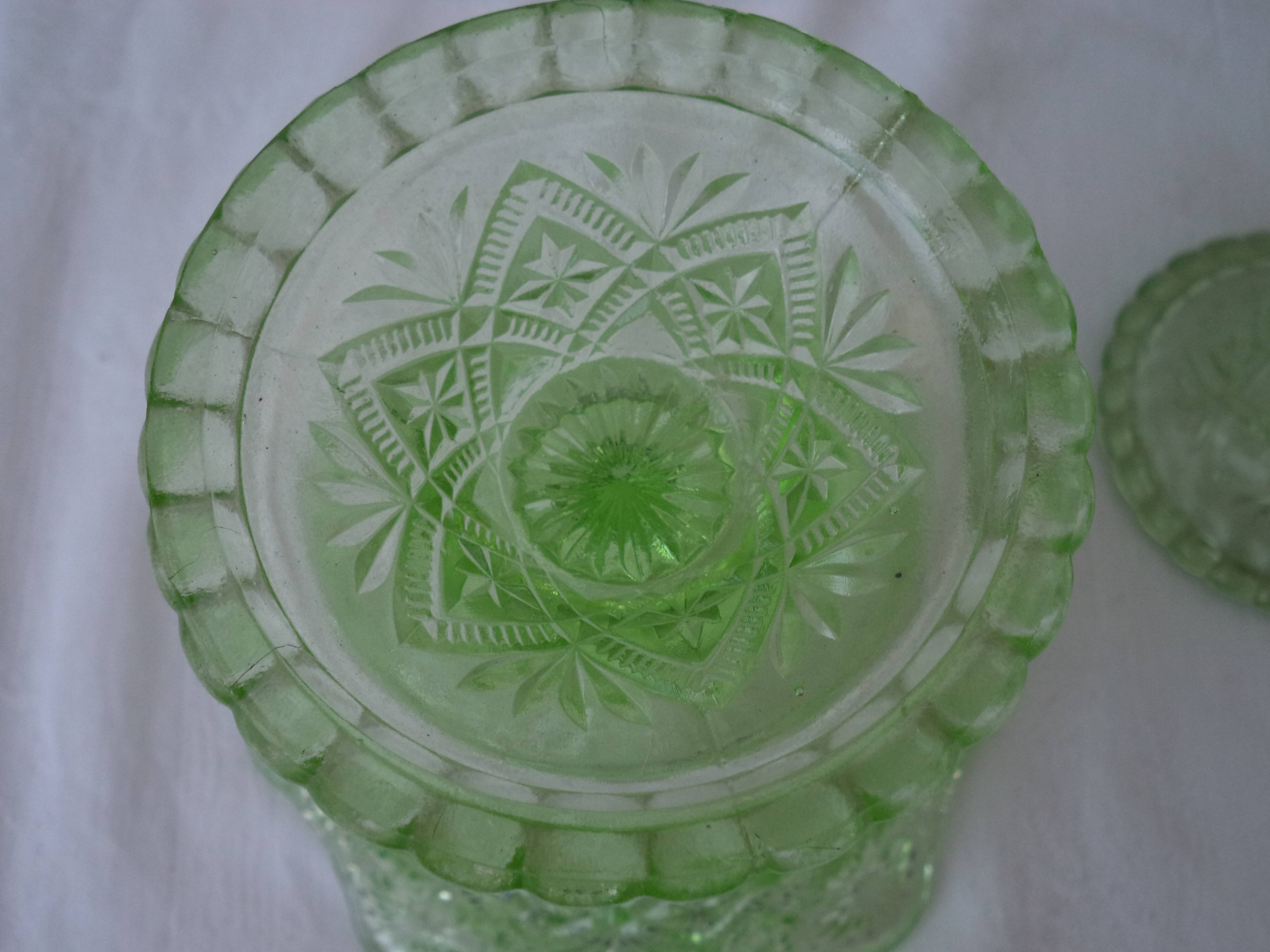 Paire de coupes drageoirs en verre pressé taillé vert absinthe