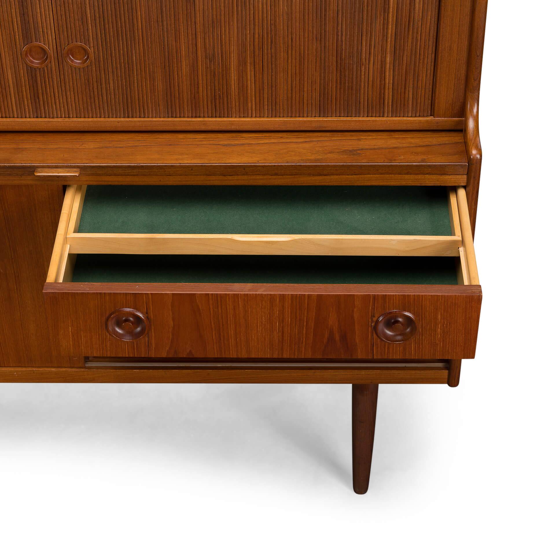 Buffet haut en teck de design danois par Johannes Andersen, années 1960.