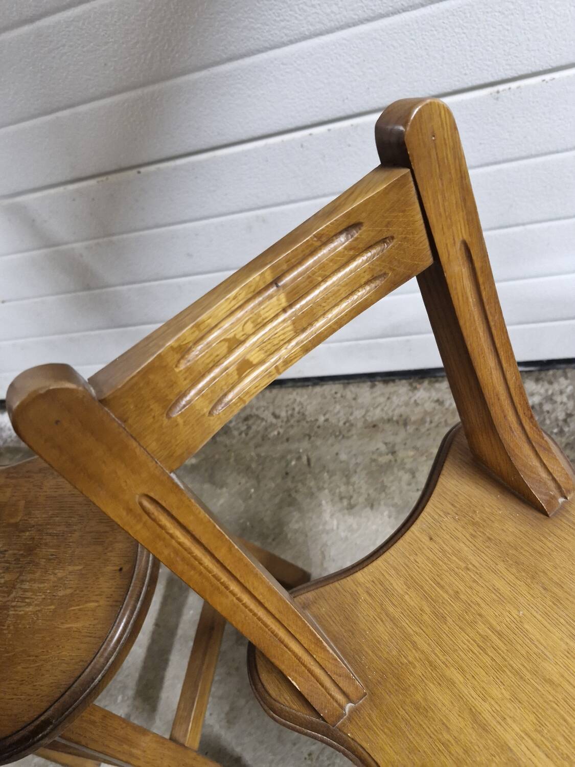 Paire de petites chaises brutalistes