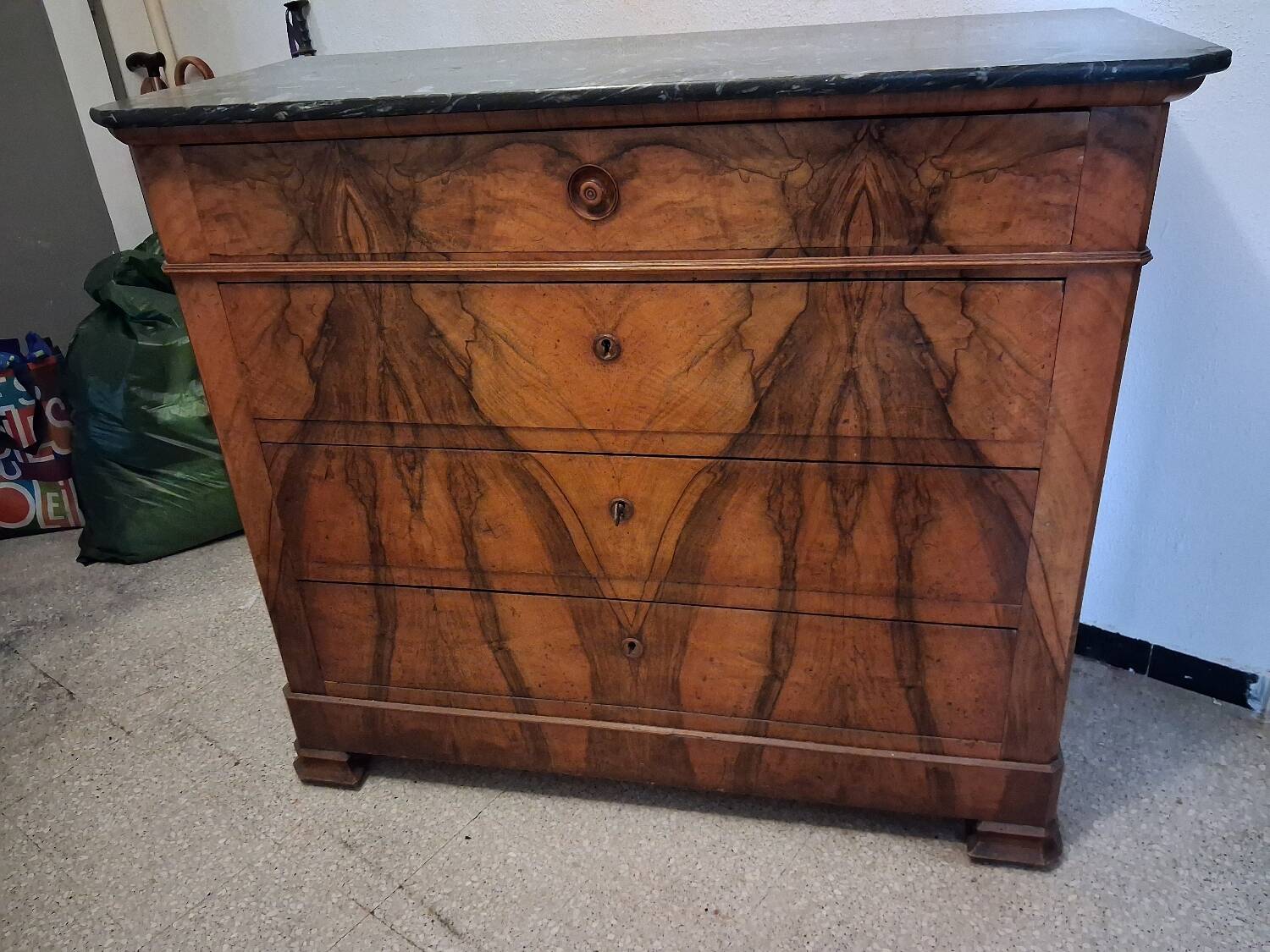 Commode en ronce de noyer