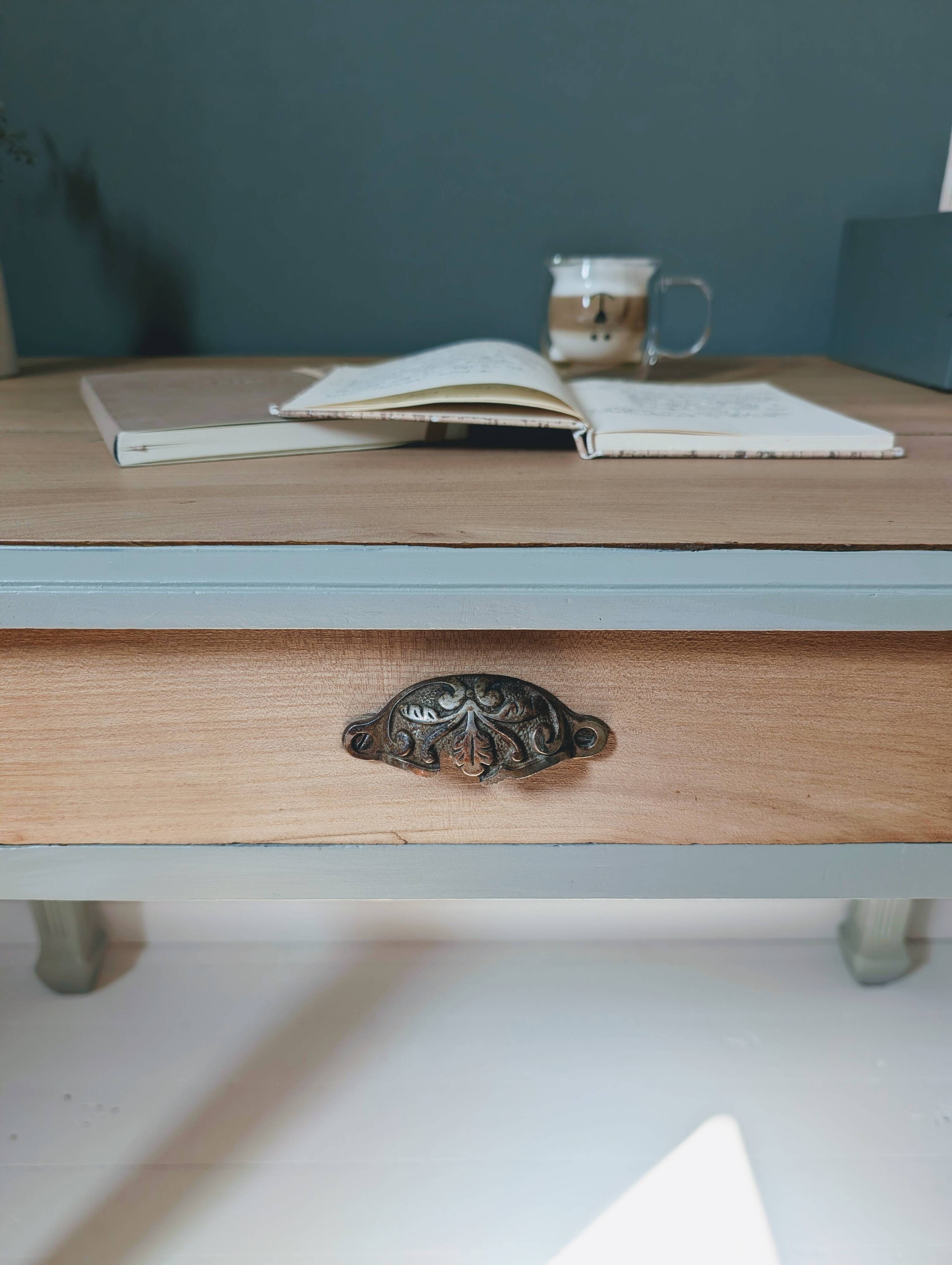 Bureau ancien rénové en bois et vert grisé
