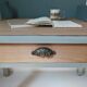 Bureau ancien rénové en bois et vert grisé