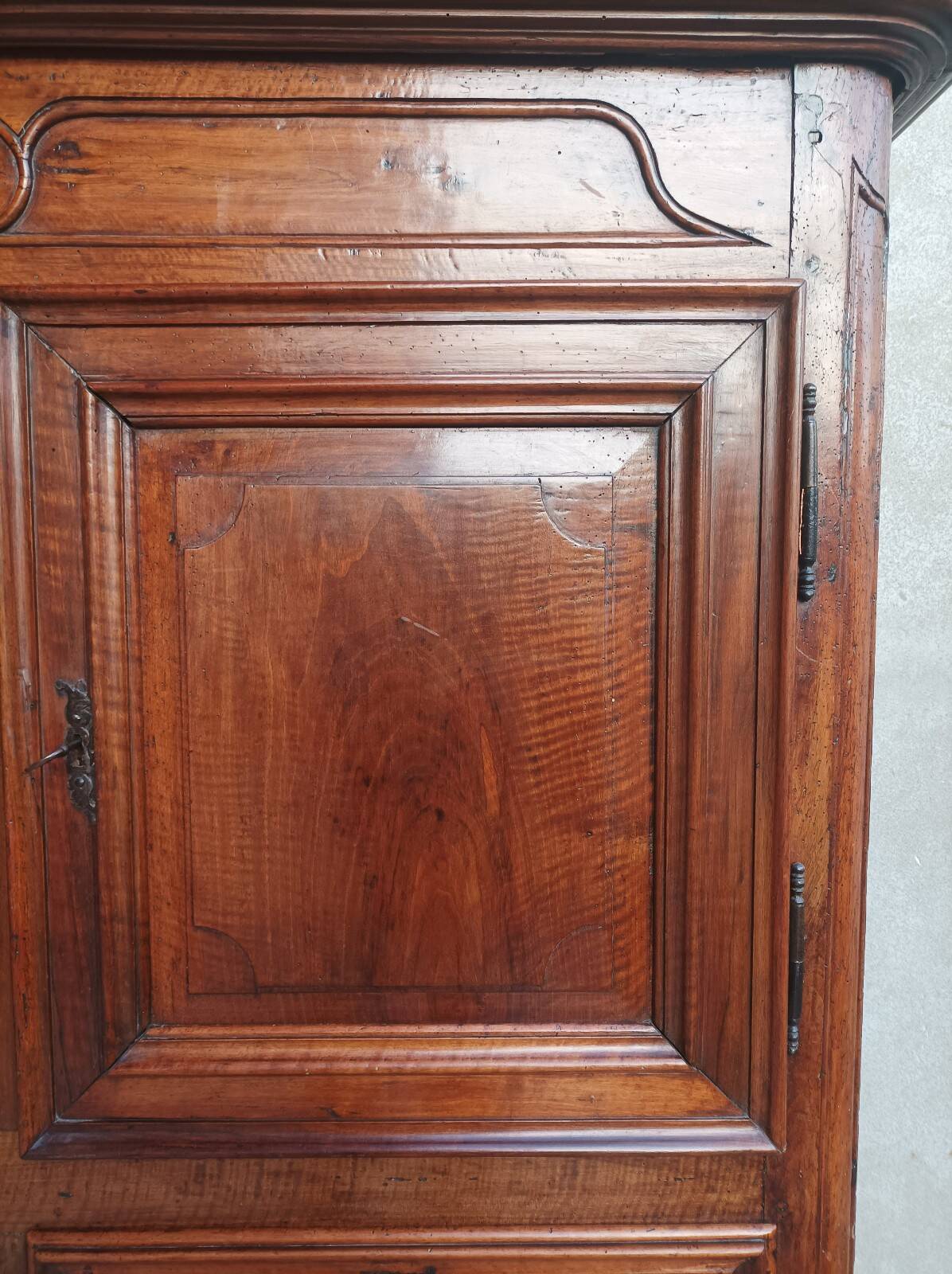 Louis XIV walnut buffet with 4 doors from the 18th century.