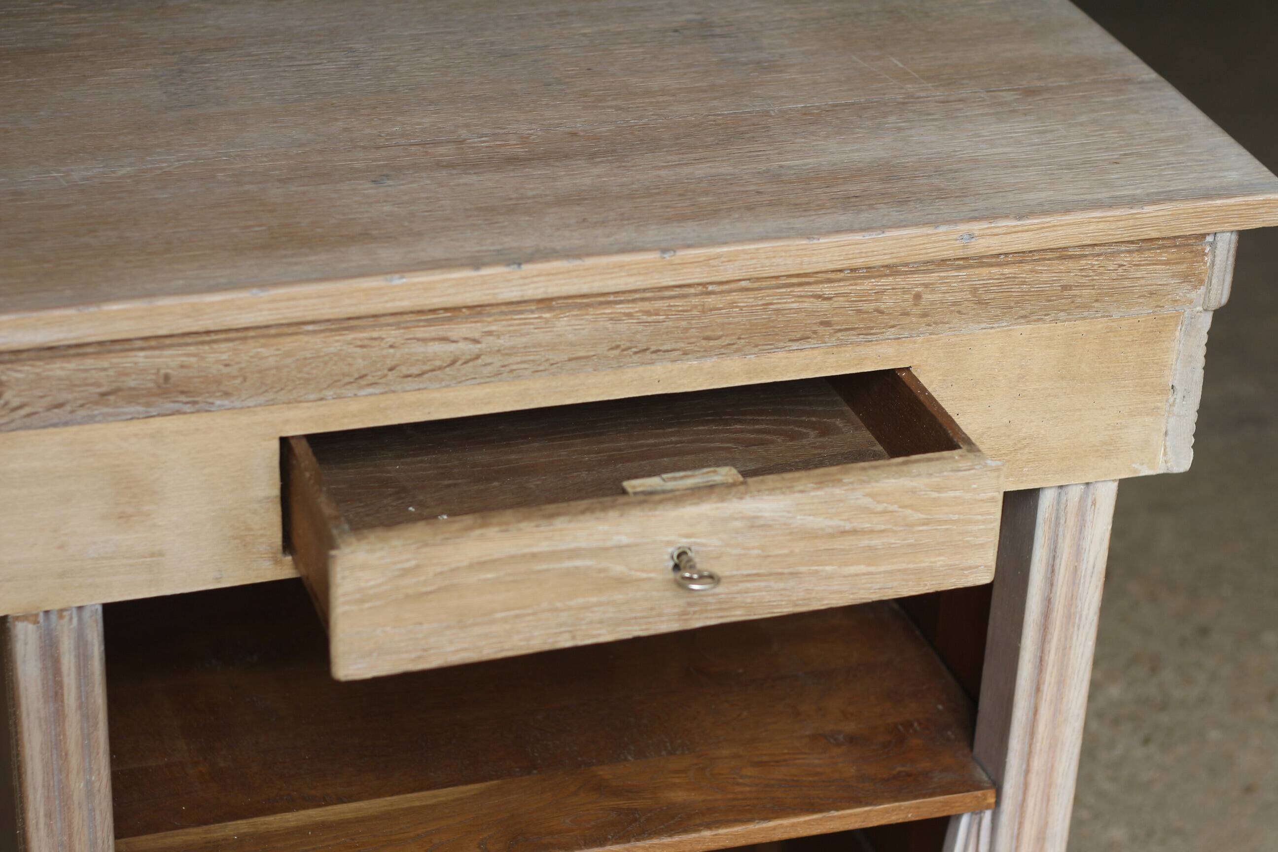 Beautiful shop counter in solid oak, Art Deco style. Very good condition.
