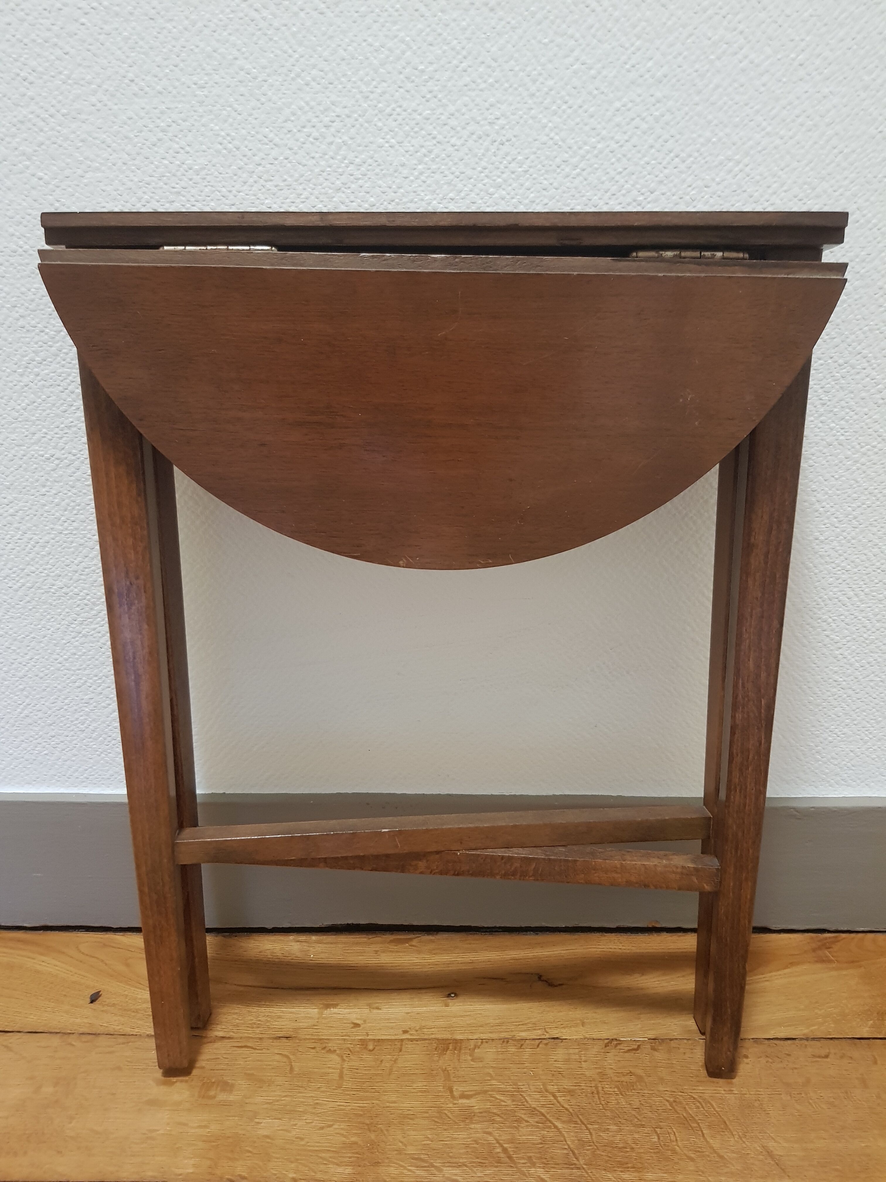 Folding round coffee table