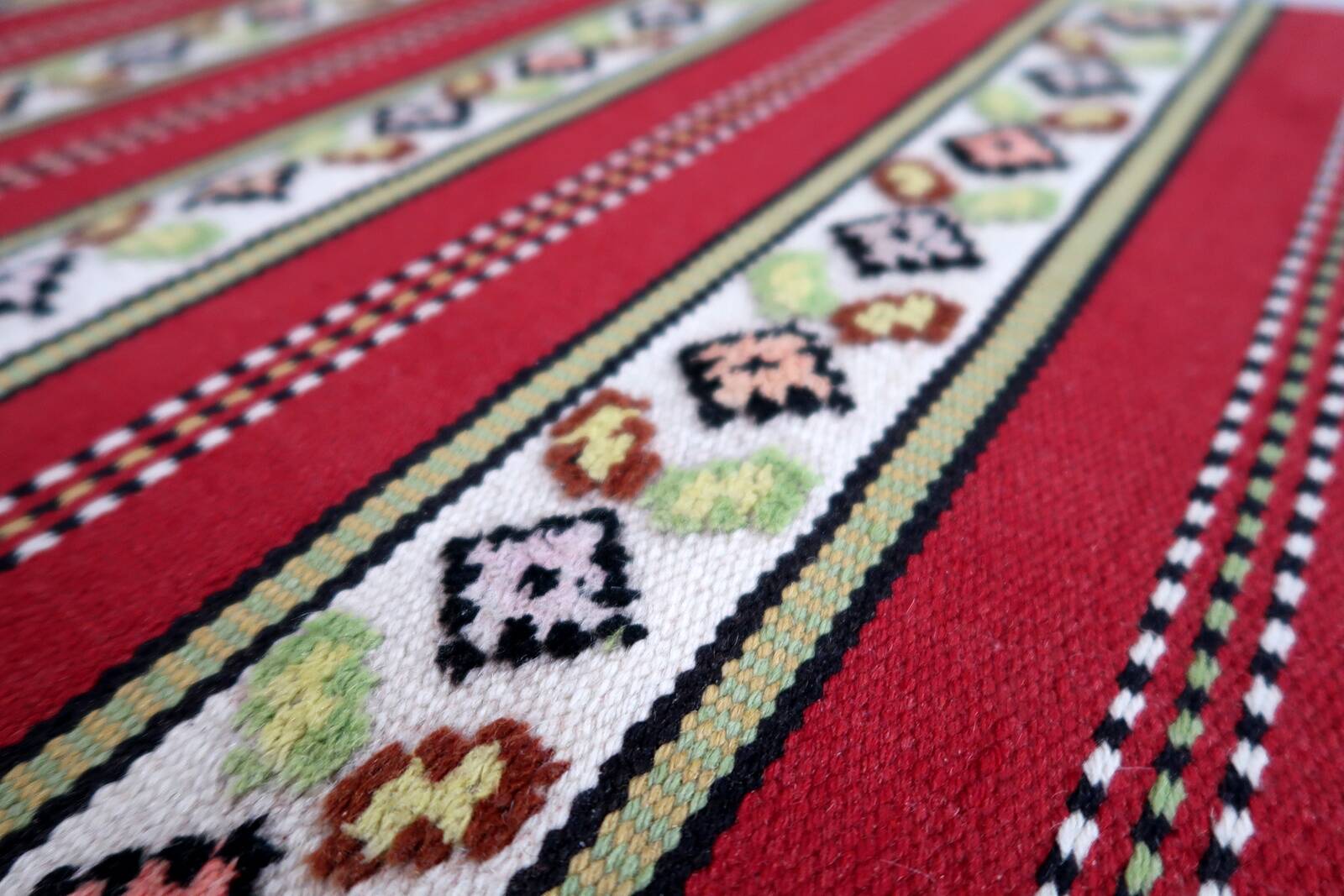 Tapis Vintage Tekke Turkmène Fait Main en Laine – Années 1960 – 126 x 188