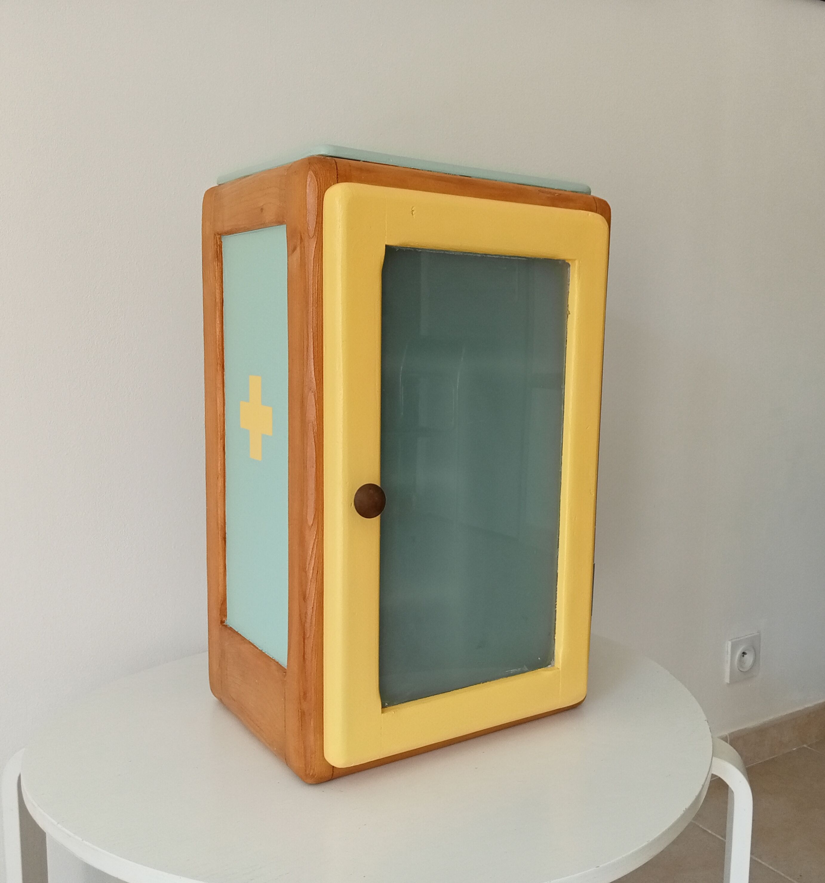 Vintage medicine cabinet 50s