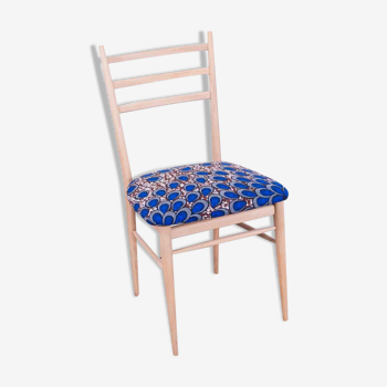 Chaise vintage en hêtre clair retapissée de wax