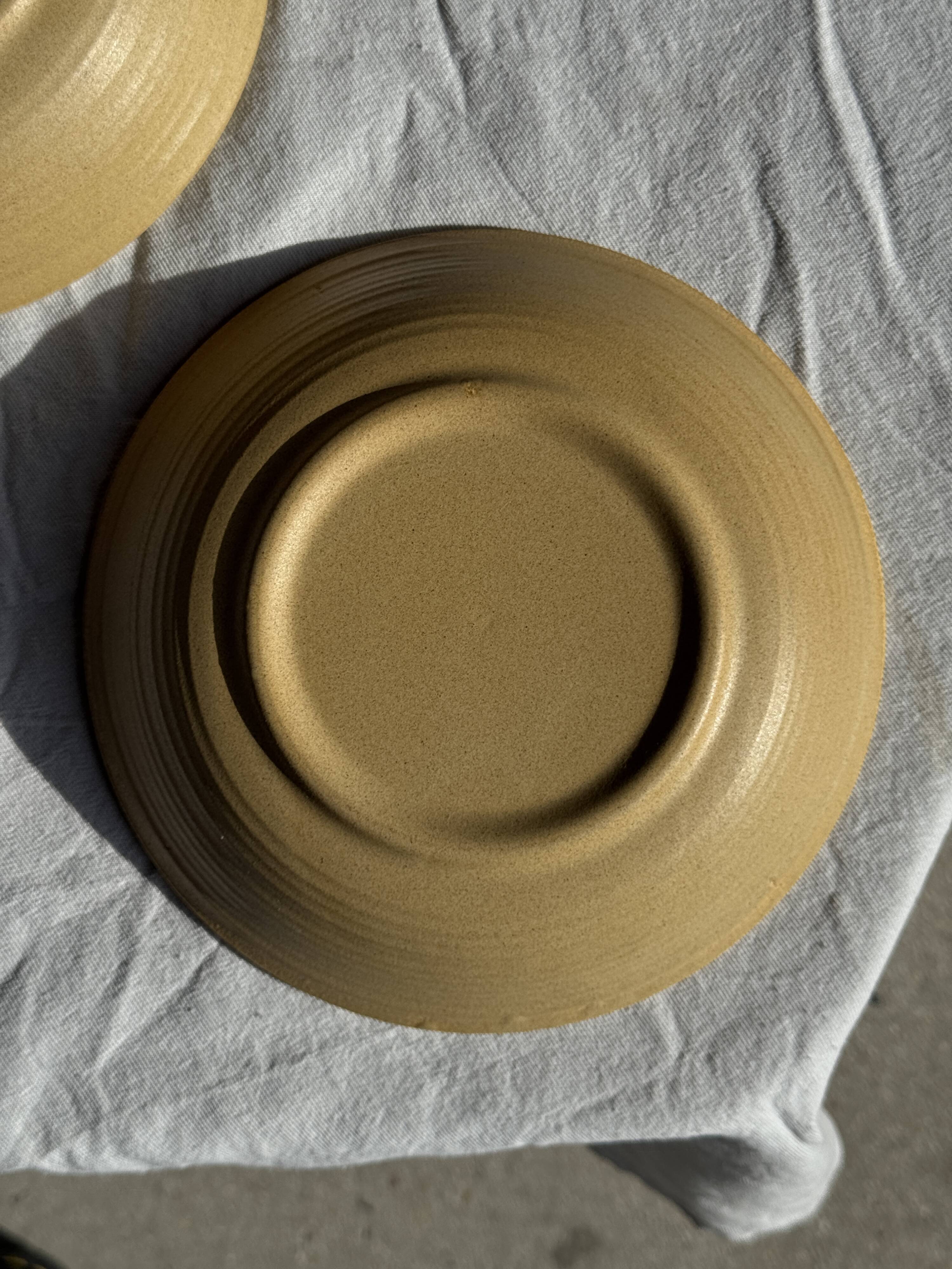 Lot de 2 assiettes creuses en grès liseré brun et marron D21,5