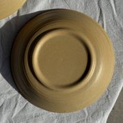Lot de 2 assiettes creuses en grès liseré brun et marron D21,5