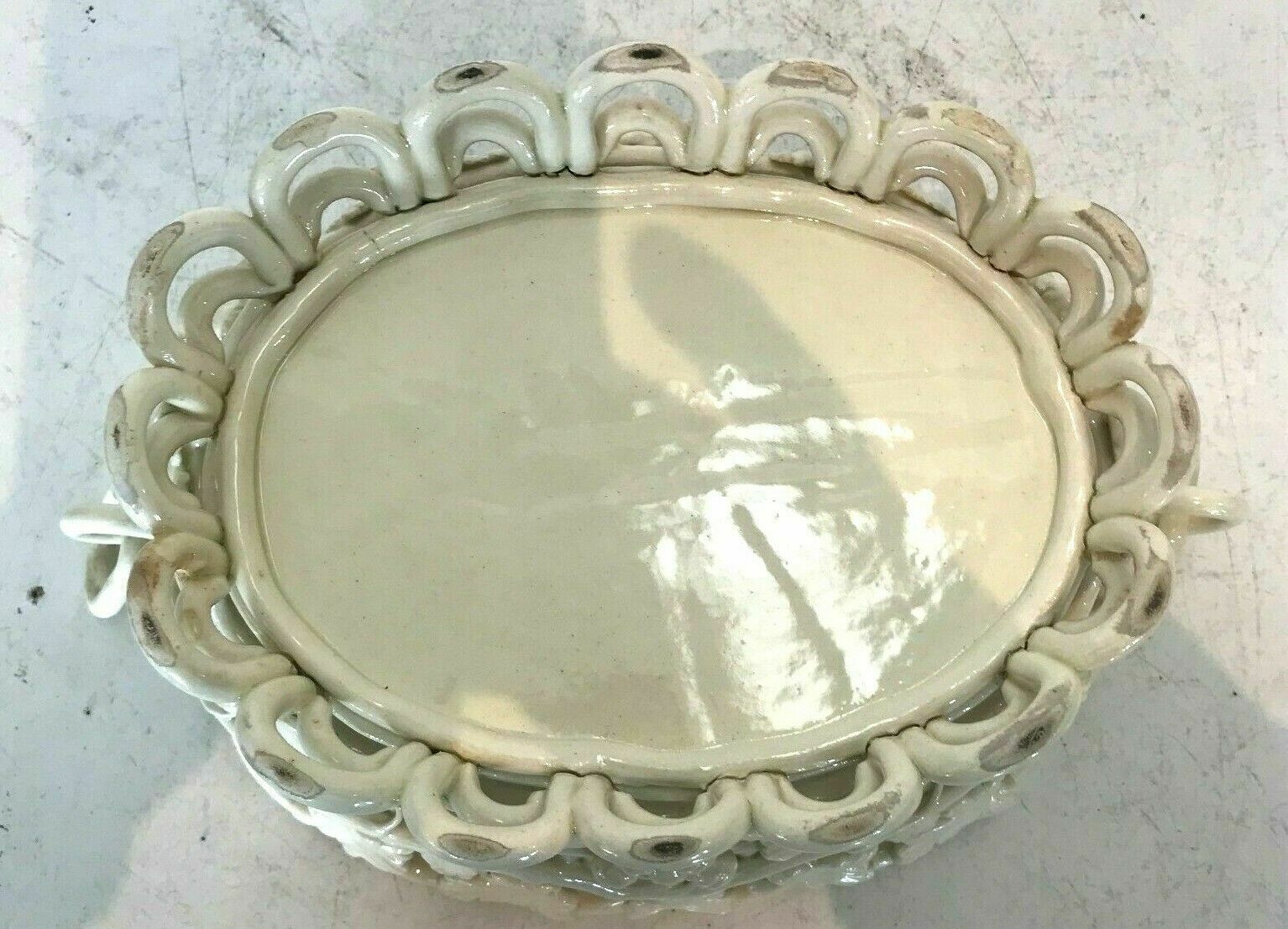 Centerpiece in glazed earthenware decorated with grapes XX century