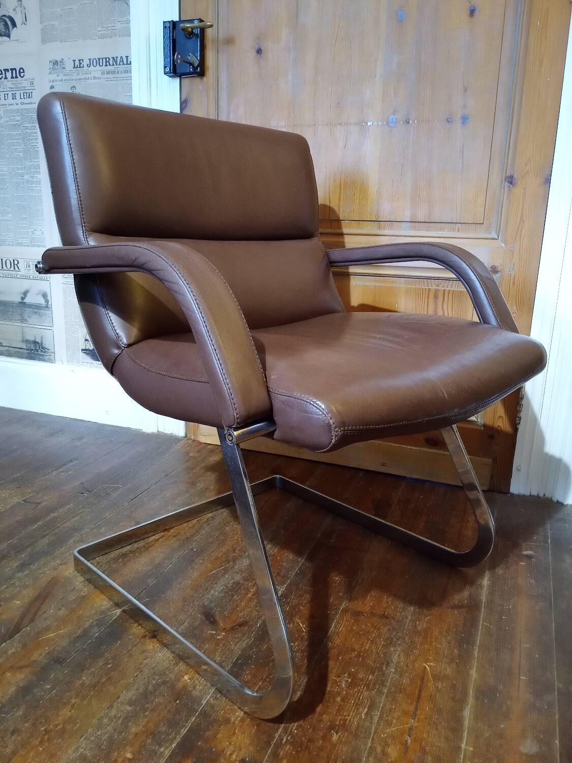 Deux fauteuils cuir et chrome 1970