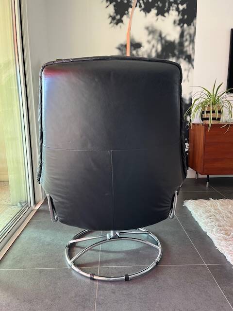 swivel armchair and Mid-Century stool in black leather, Denmark, set of 2