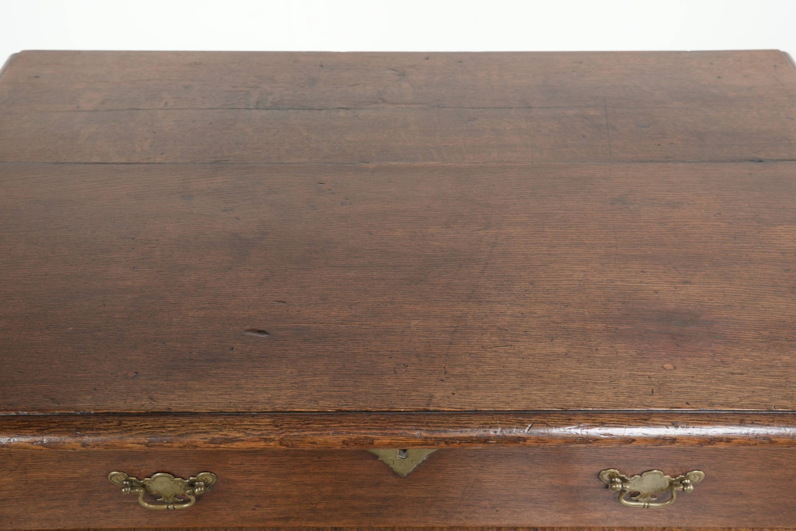 Commode en chêne anglais du 17ème siècle avec des pieds en boule.