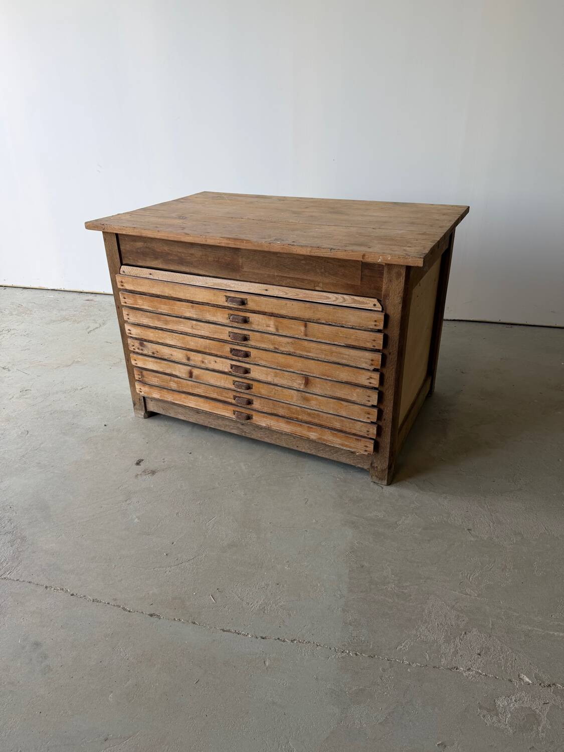 Low workshop cabinet with 8 drawers in solid wood, printing style.