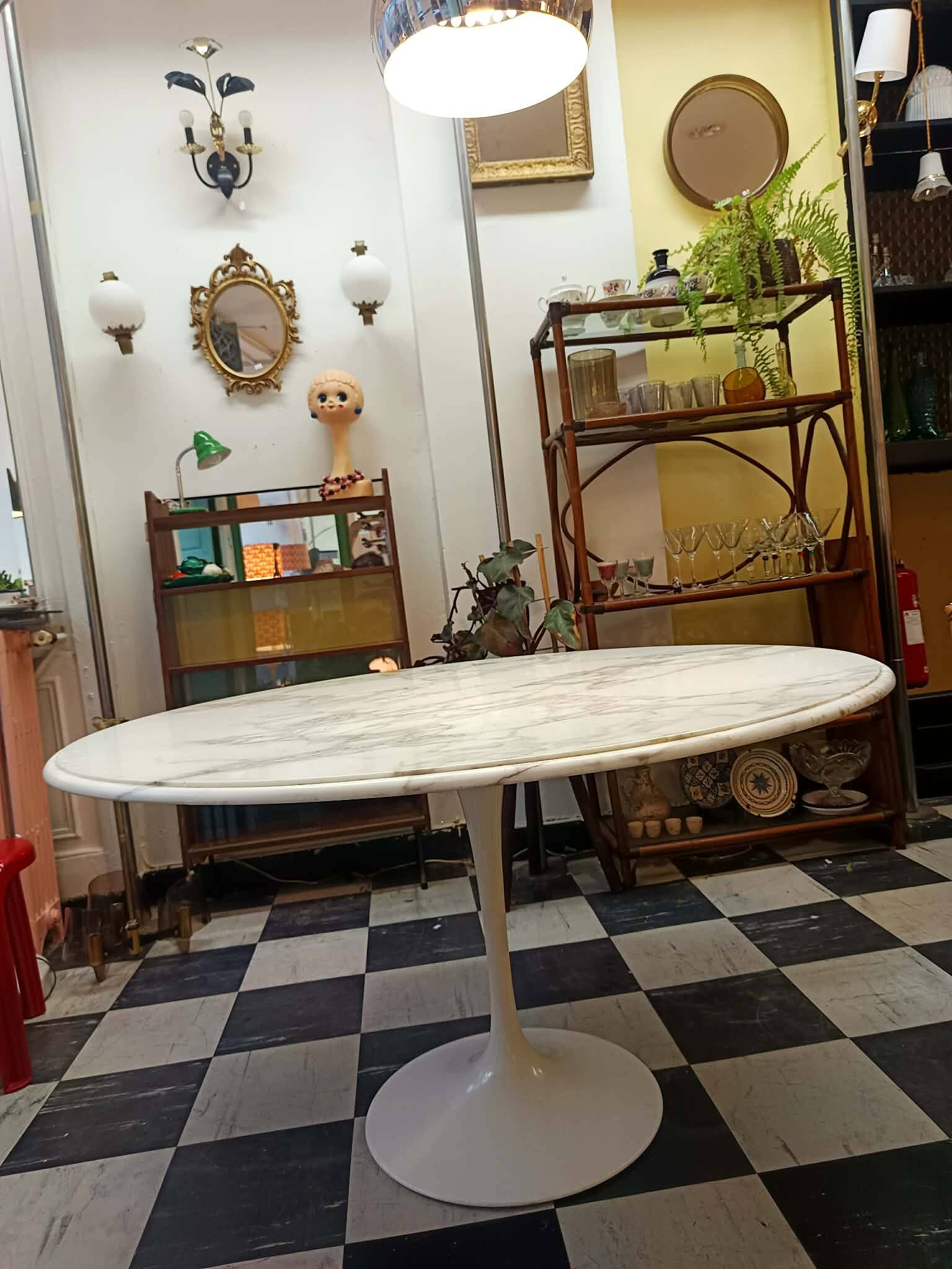 Tulip table Knoll Saarinen 1960 white marble