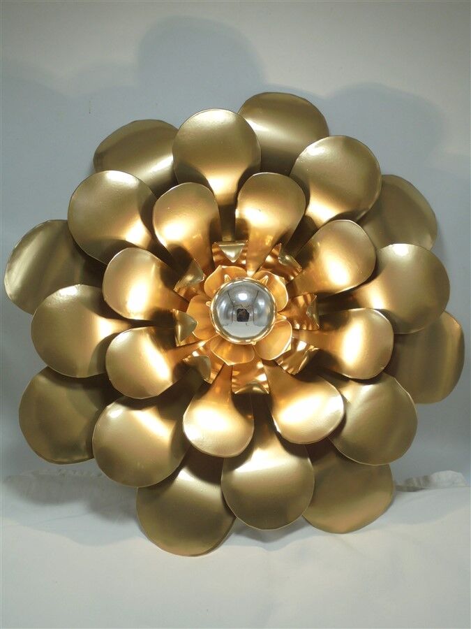 Flower-shaped wall lamp