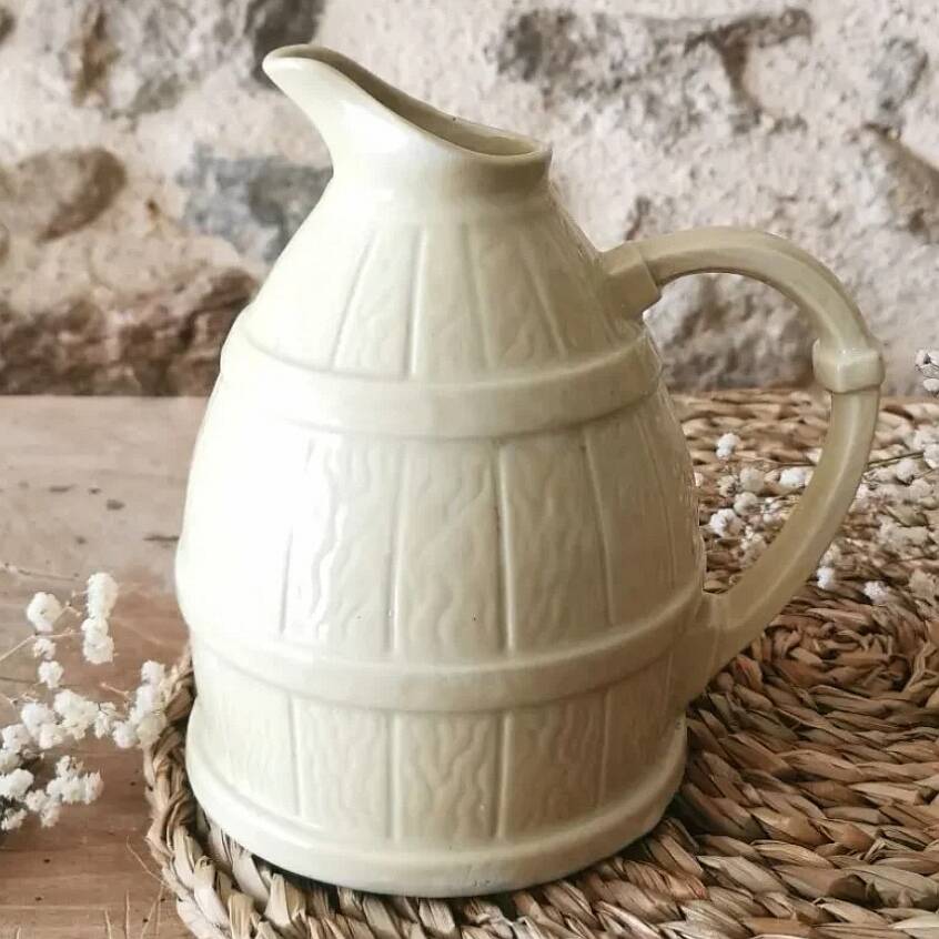 Pichet Tonneau Vintage, Barbotine blanc cassé