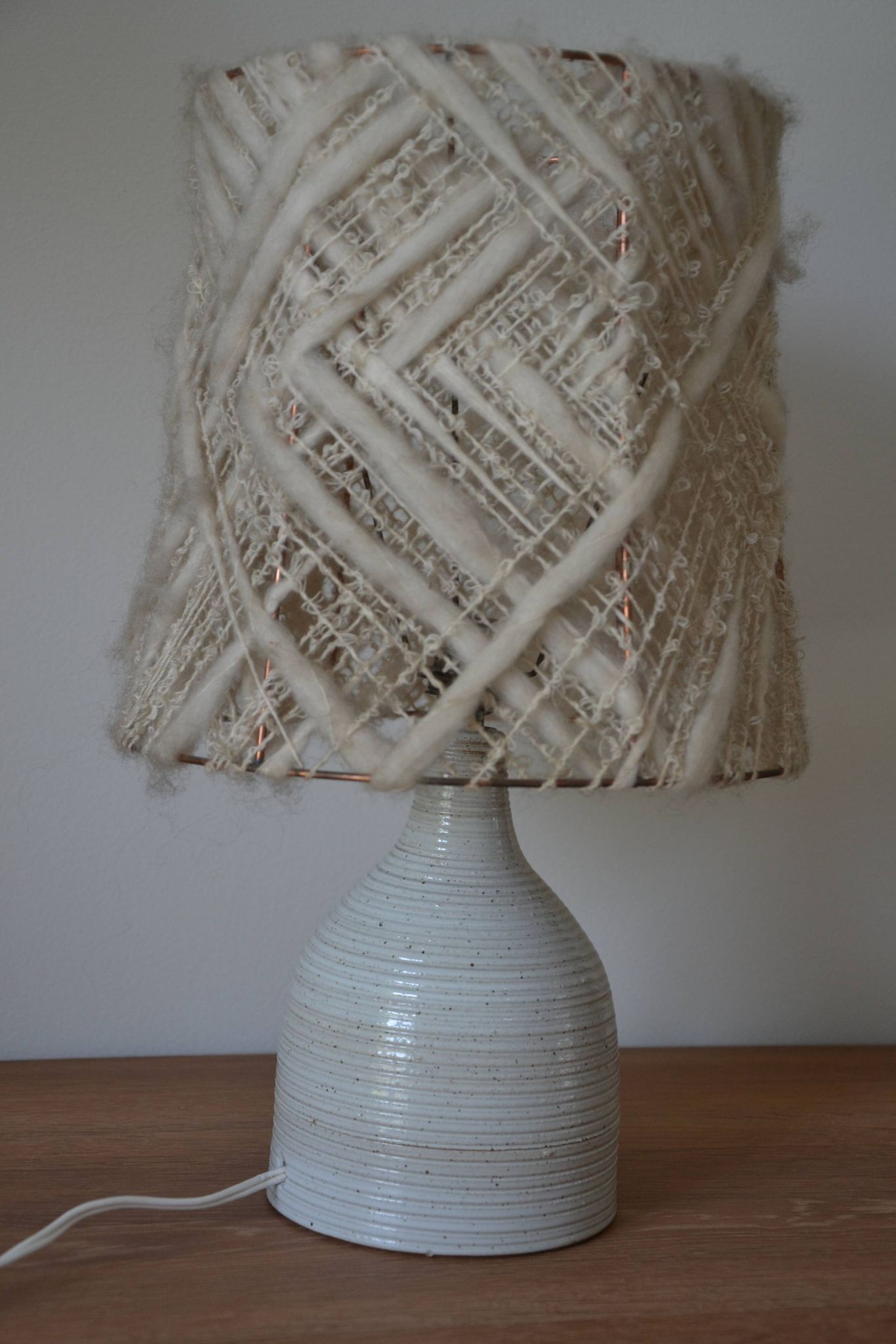 Lampe en grès et laine années 70