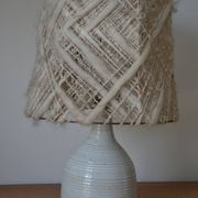 Lampe en grès et laine années 70