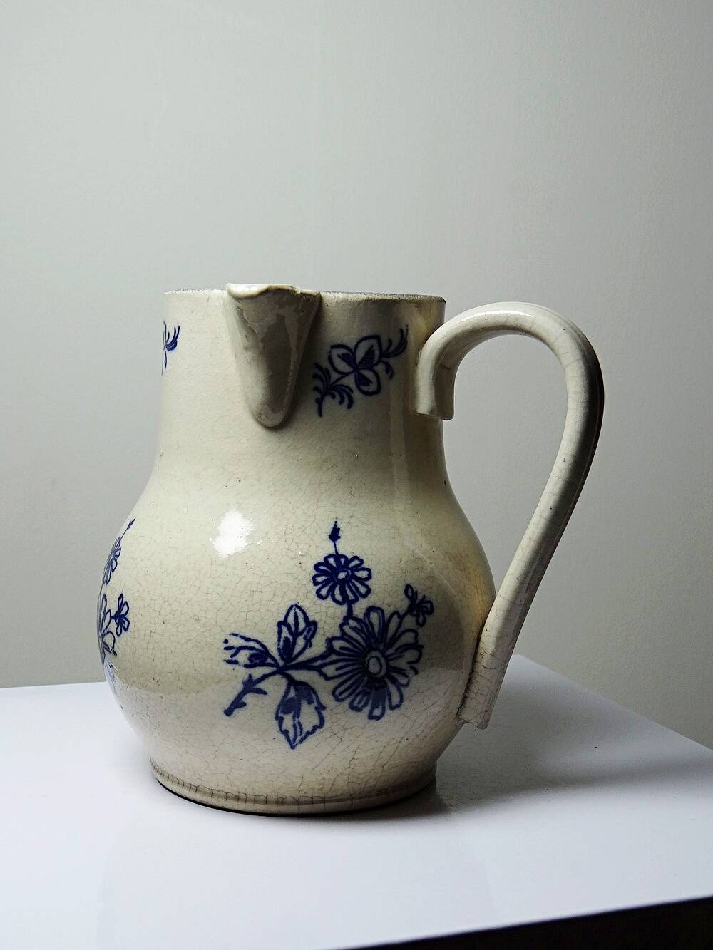 Fine earthenware pitcher with blue decoration, attributed to Saint-Uze, 19th century.