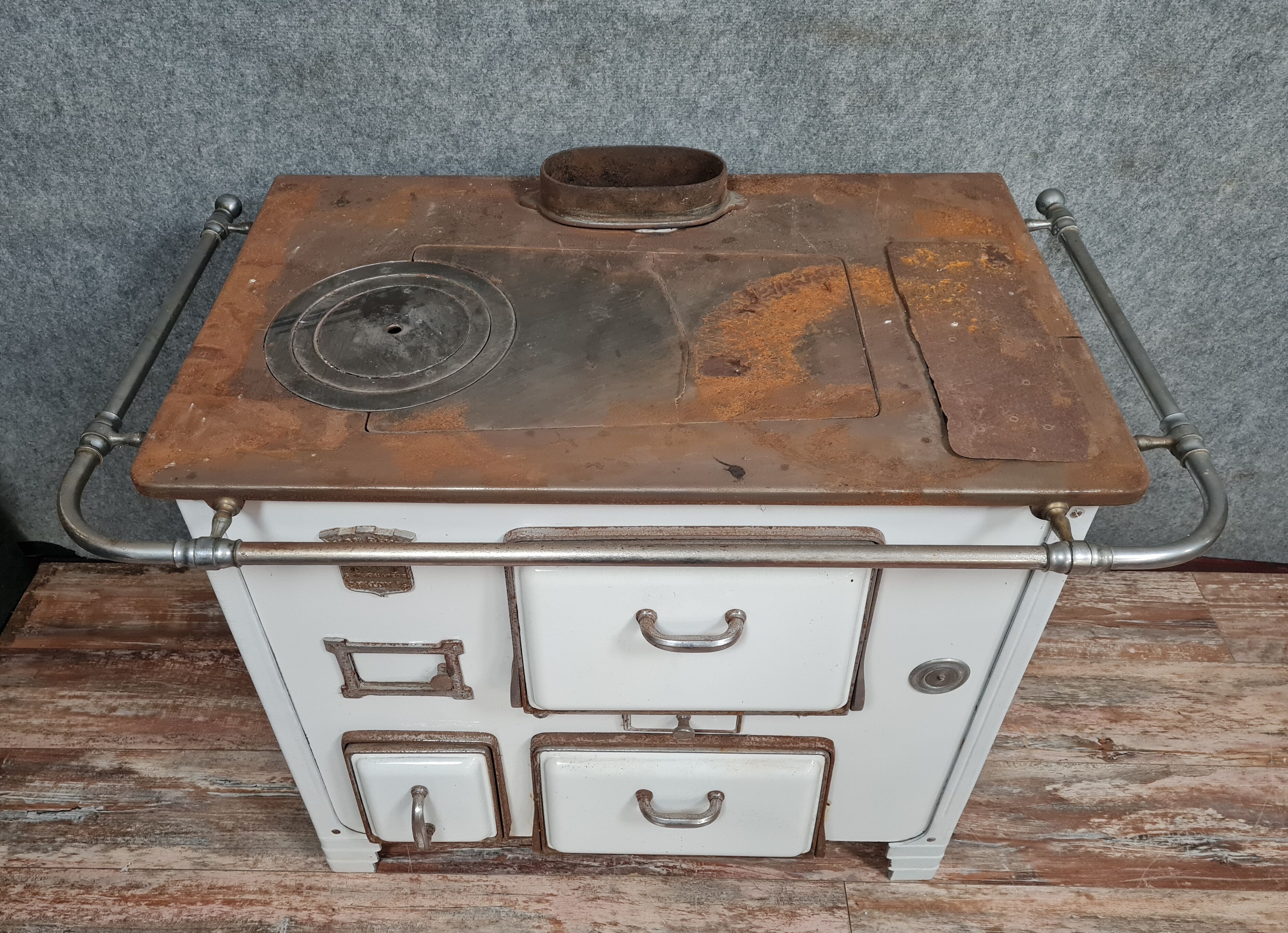 Tournier Mâcon: enamelled cast iron wood stove type my dream around 1920