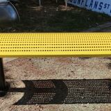 Banc vintage en métal jaune