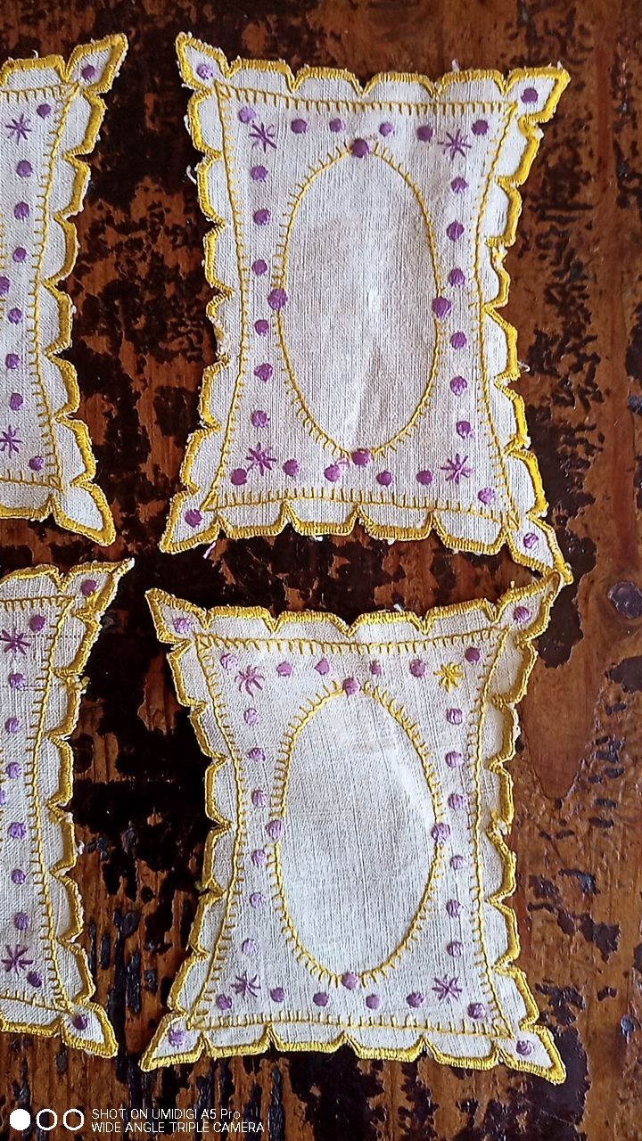 Set of 6 embroidered table decorations - 9 x 8 cm