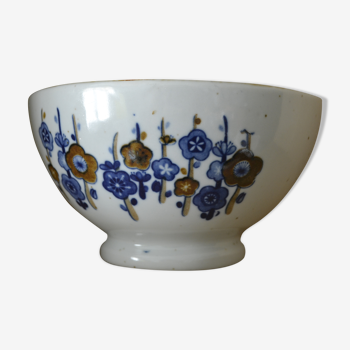 Bowl with sandstone flowers