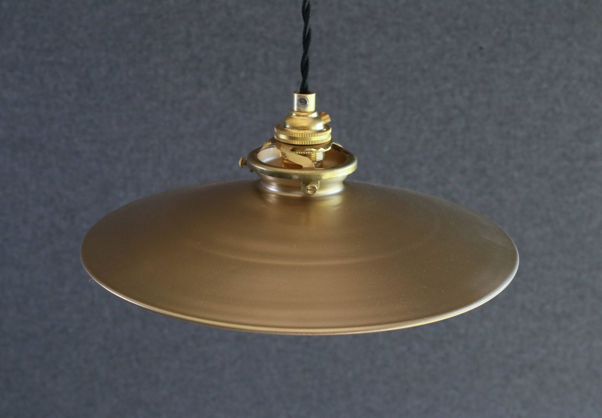 suspension opaline ancienne peinte en doré, livrée avec cable et douille neufs