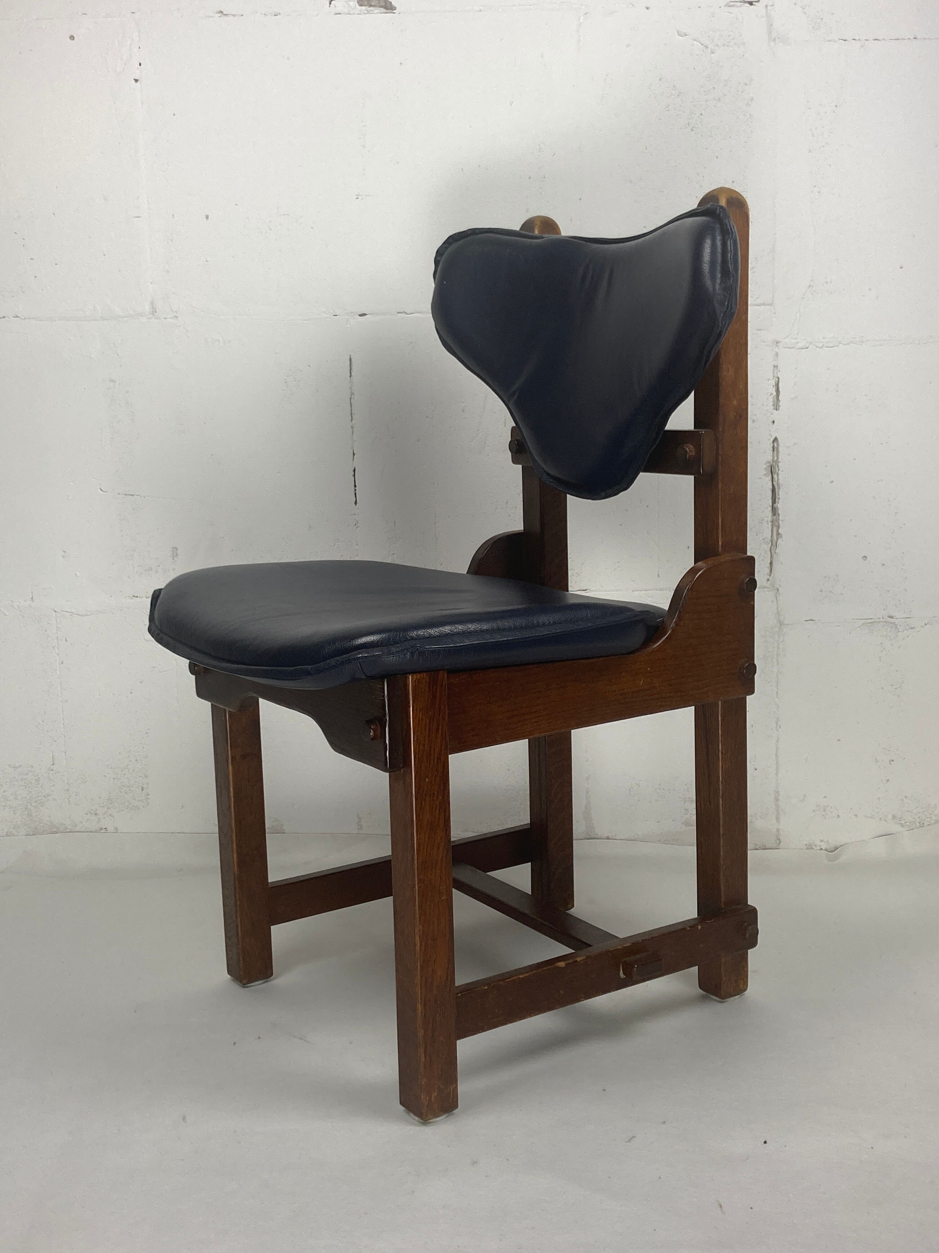 Ensemble de 4 chaises de salle à manger brutalistes en chêne et cuir, années 1960