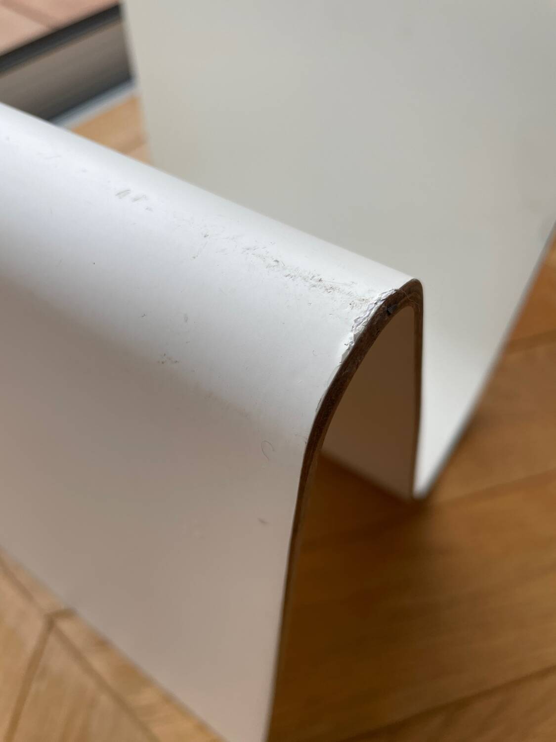 Wavy magazine holder