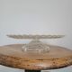 Assiette sur piedouche en verre moulé