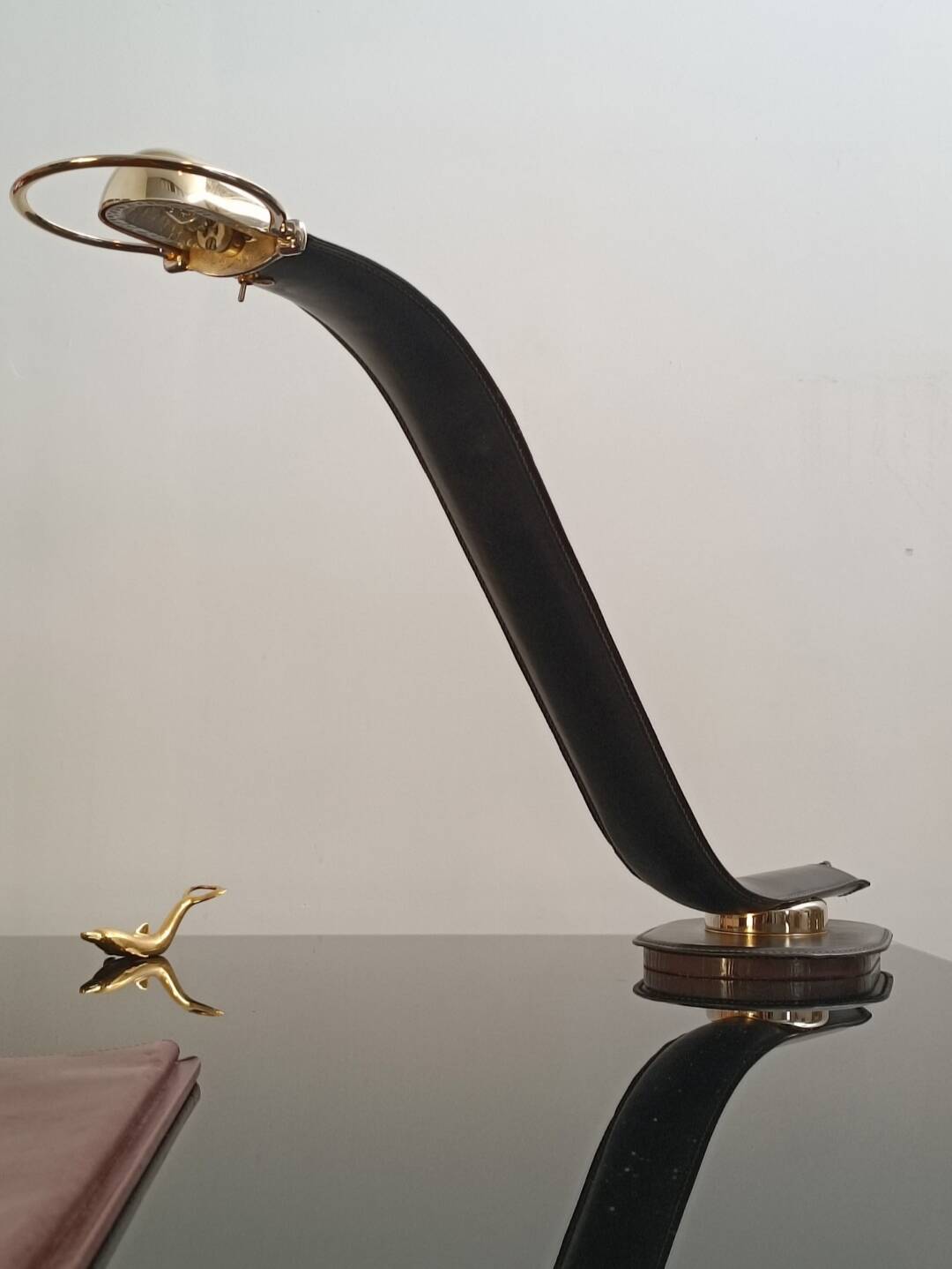 Cobra leather desk lamp by Traso Milano 1988