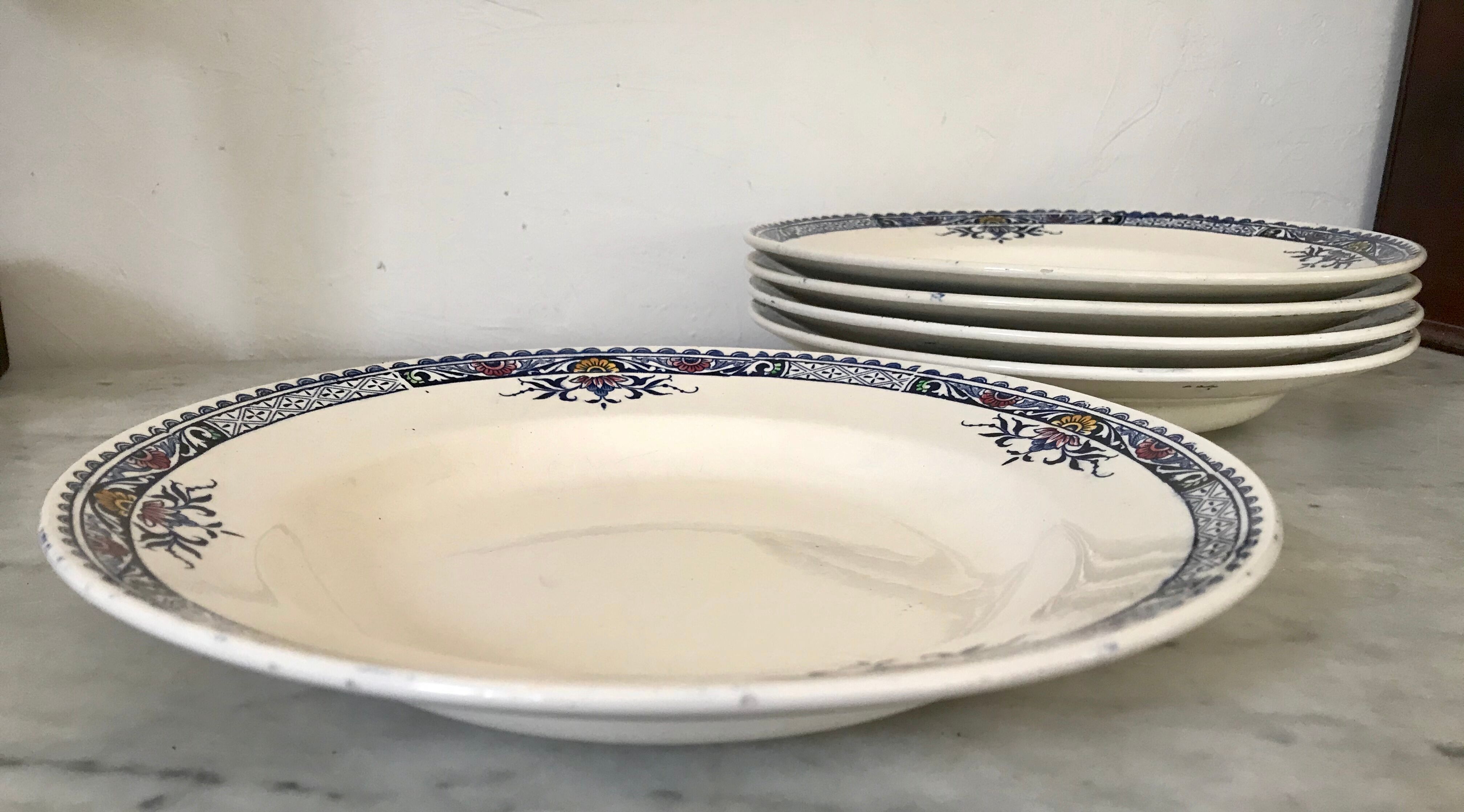 Lot of 5 lily Longchamp hollow plates, iron earth