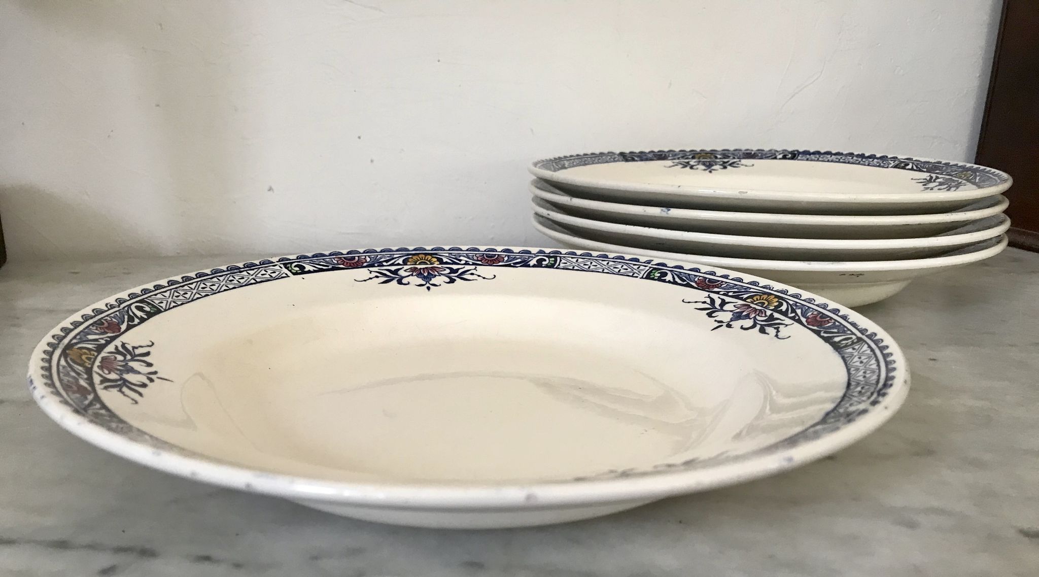 Lot of 5 lily Longchamp hollow plates, iron earth