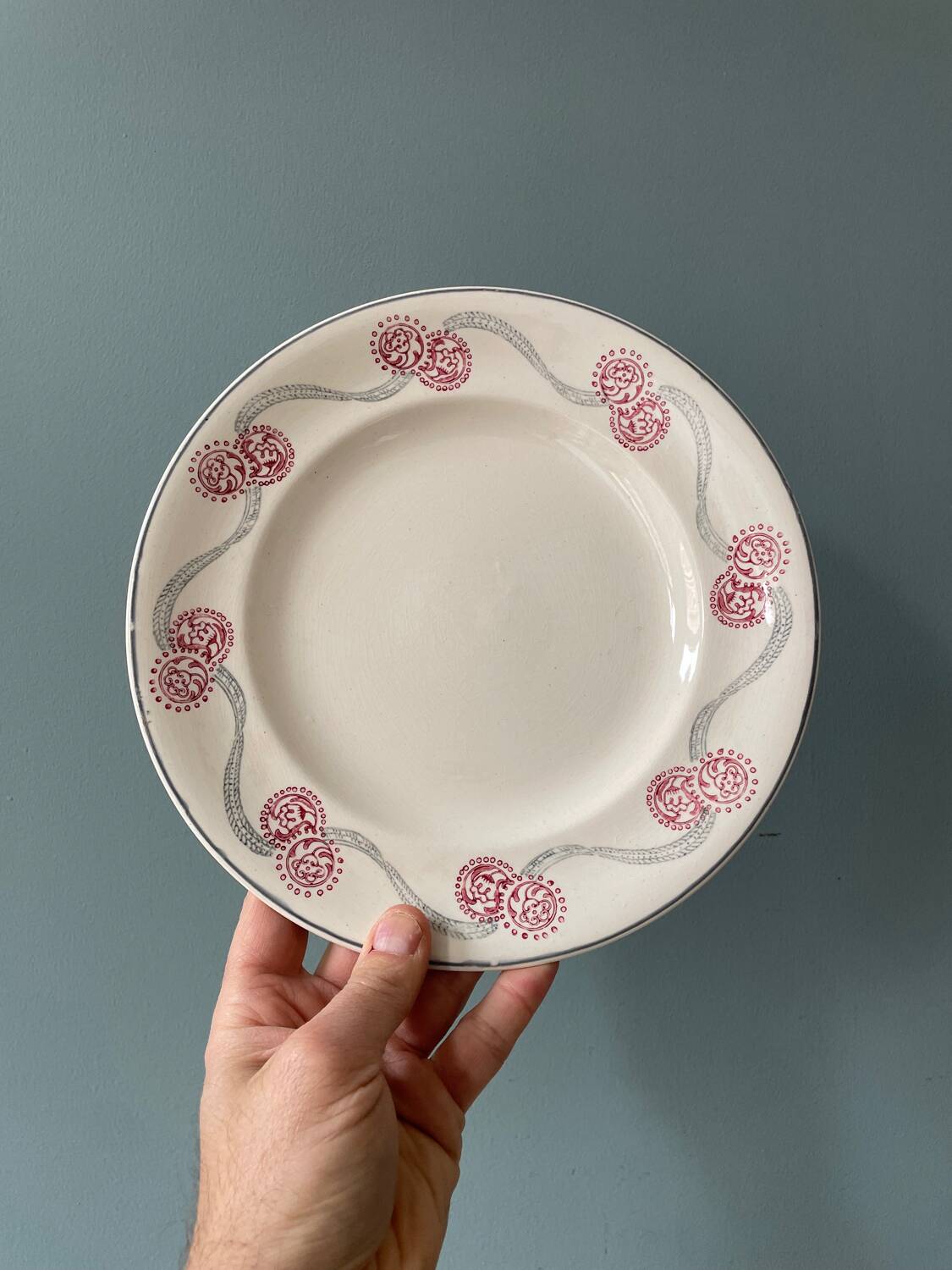 Série de 12 assiettes plates 1900 Terre de Fer en faïence de Longwy