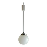 Lampe suspension vintage 70s en opaline blanche, globe 20 cm, chrome, éclai
